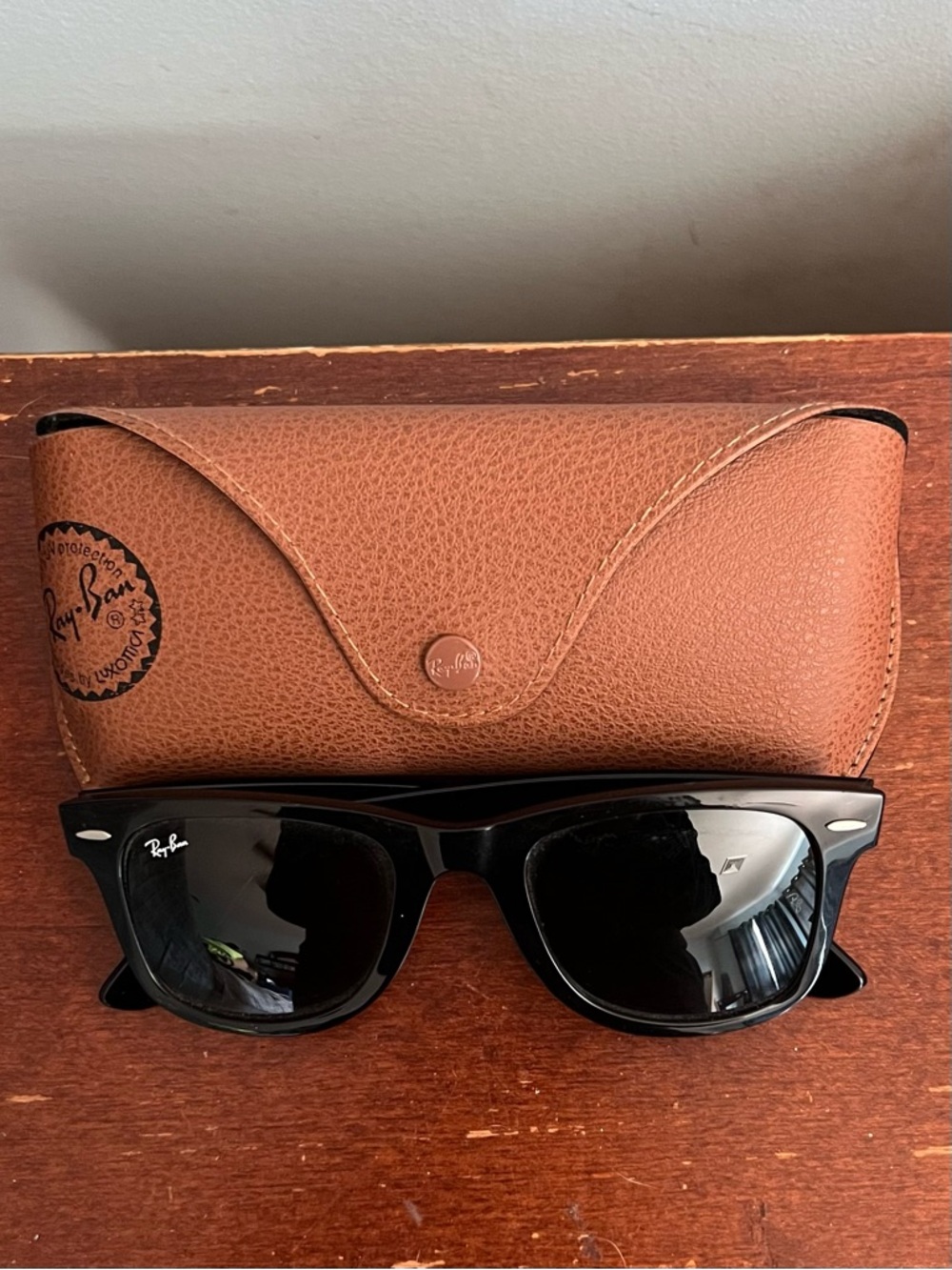 Ray-Ban Wayfarer Black Sunglasses with Brown Case